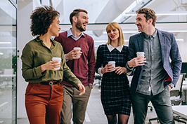 Vier Personen entspannt beim Kaffeetrinken