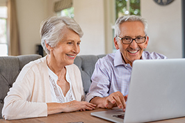 Mann und Frau am Laptop